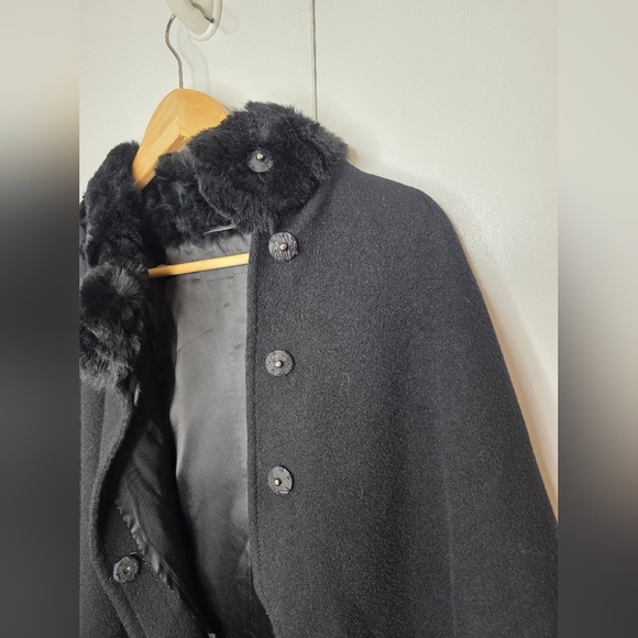 Short Black Wool Blend Cape With Rex Rabbit Fur Collar. Small - Picture 13 of 13